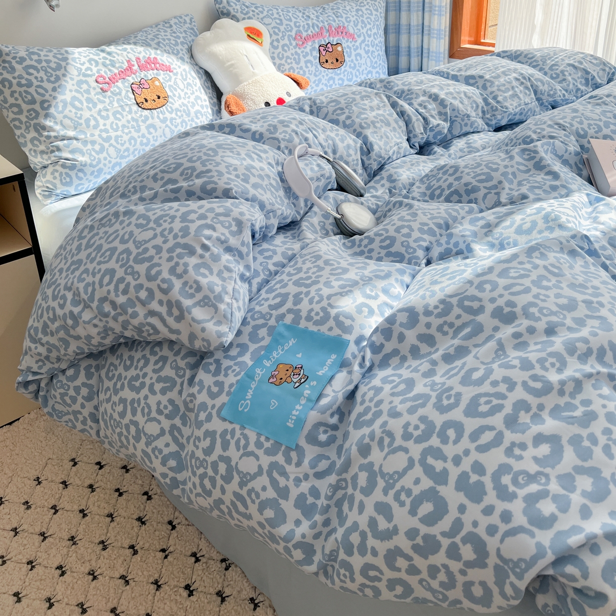 91家纺网 家纺一手货源 找家纺 童颜 2025新款超柔水洗双层纱豹纹贴布绣印花四件套-场景二 豹纹猫咪浅蓝