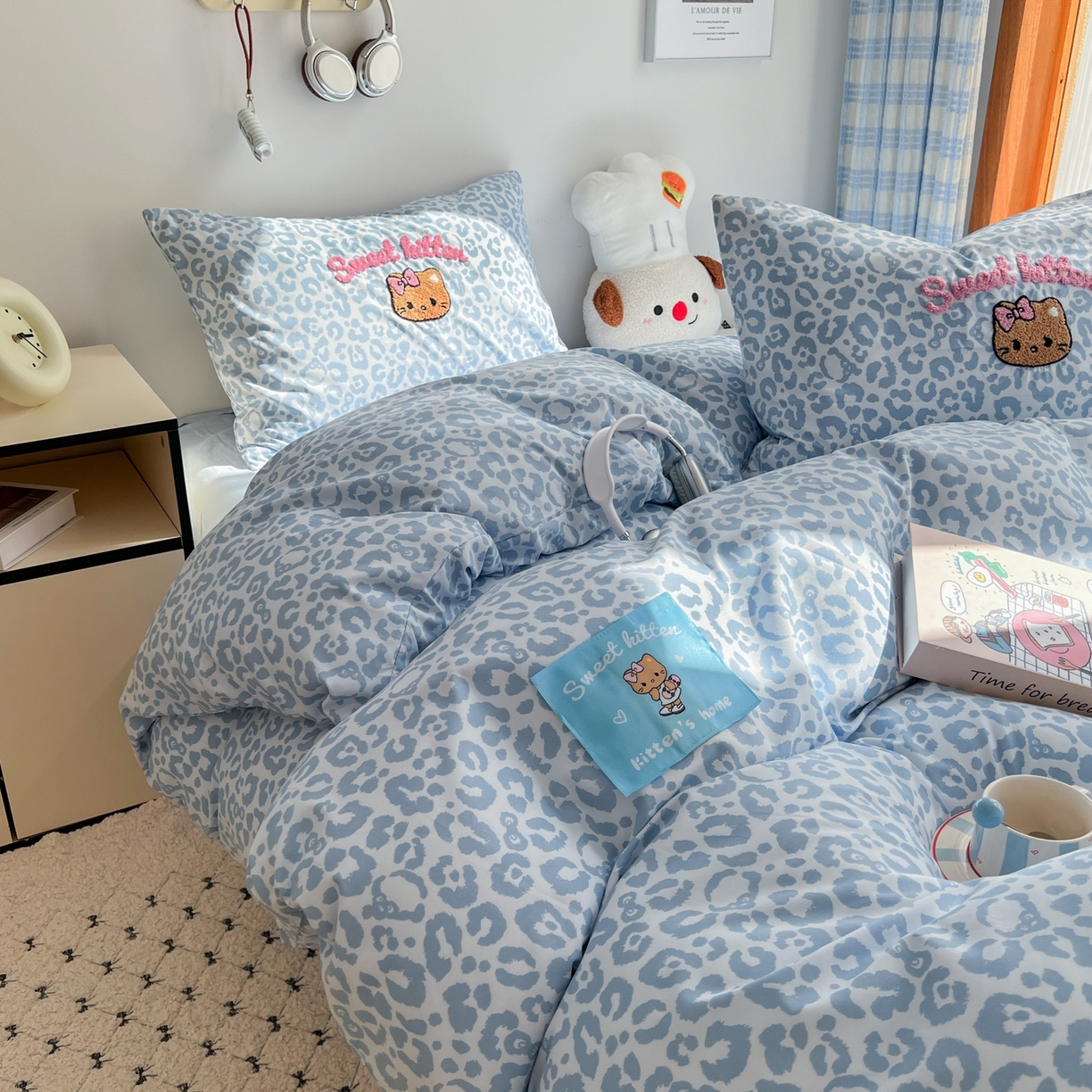 91家纺网 家纺一手货源 找家纺 童颜 2025新款超柔水洗双层纱豹纹贴布绣印花四件套-场景二 豹纹猫咪浅蓝