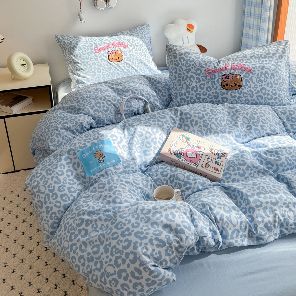 91家纺网 家纺一手货源 找家纺 童颜 2025新款超柔水洗双层纱豹纹贴布绣印花四件套-场景二 豹纹猫咪浅蓝