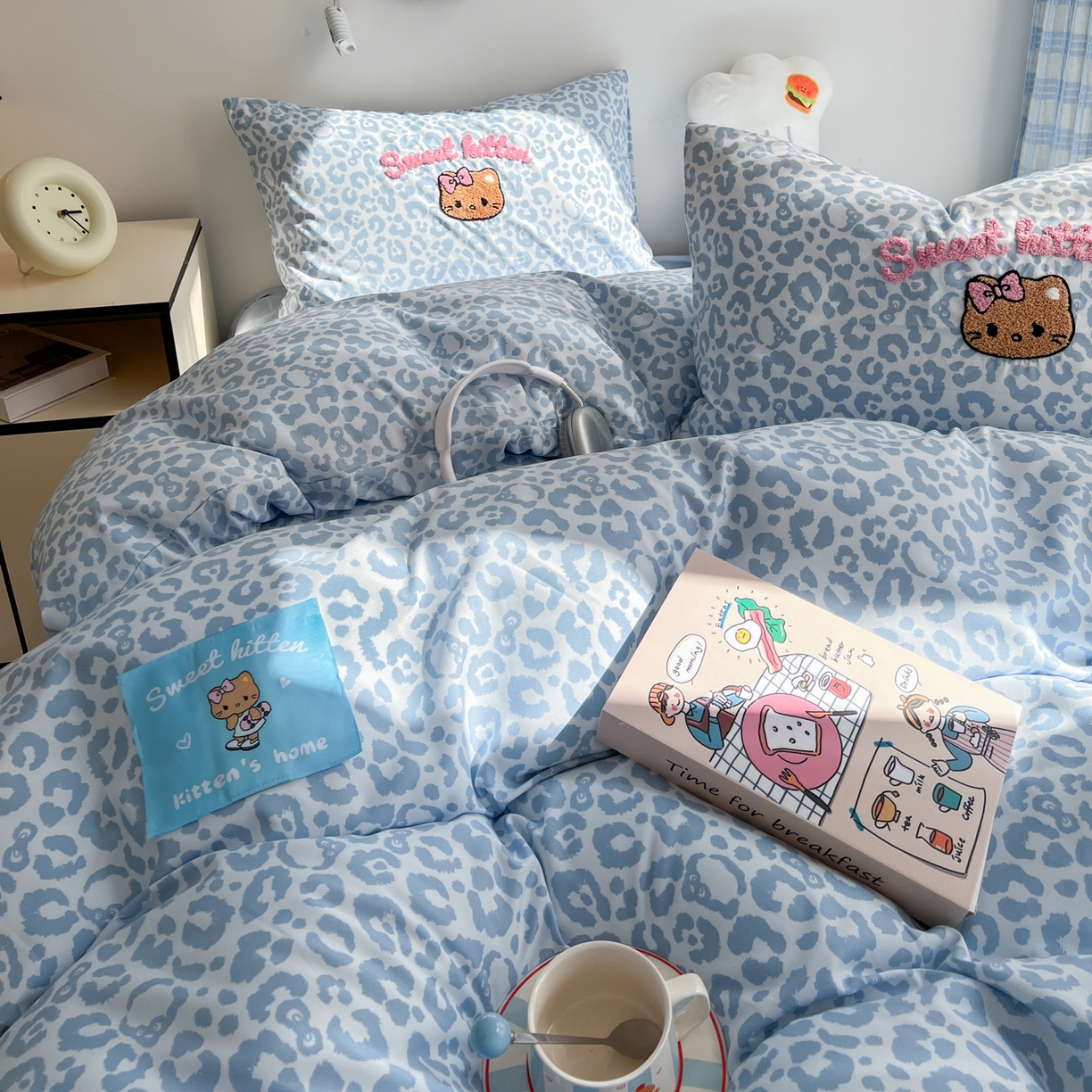 91家纺网 家纺一手货源 找家纺 童颜 2025新款超柔水洗双层纱豹纹贴布绣印花四件套-场景二 豹纹猫咪浅蓝