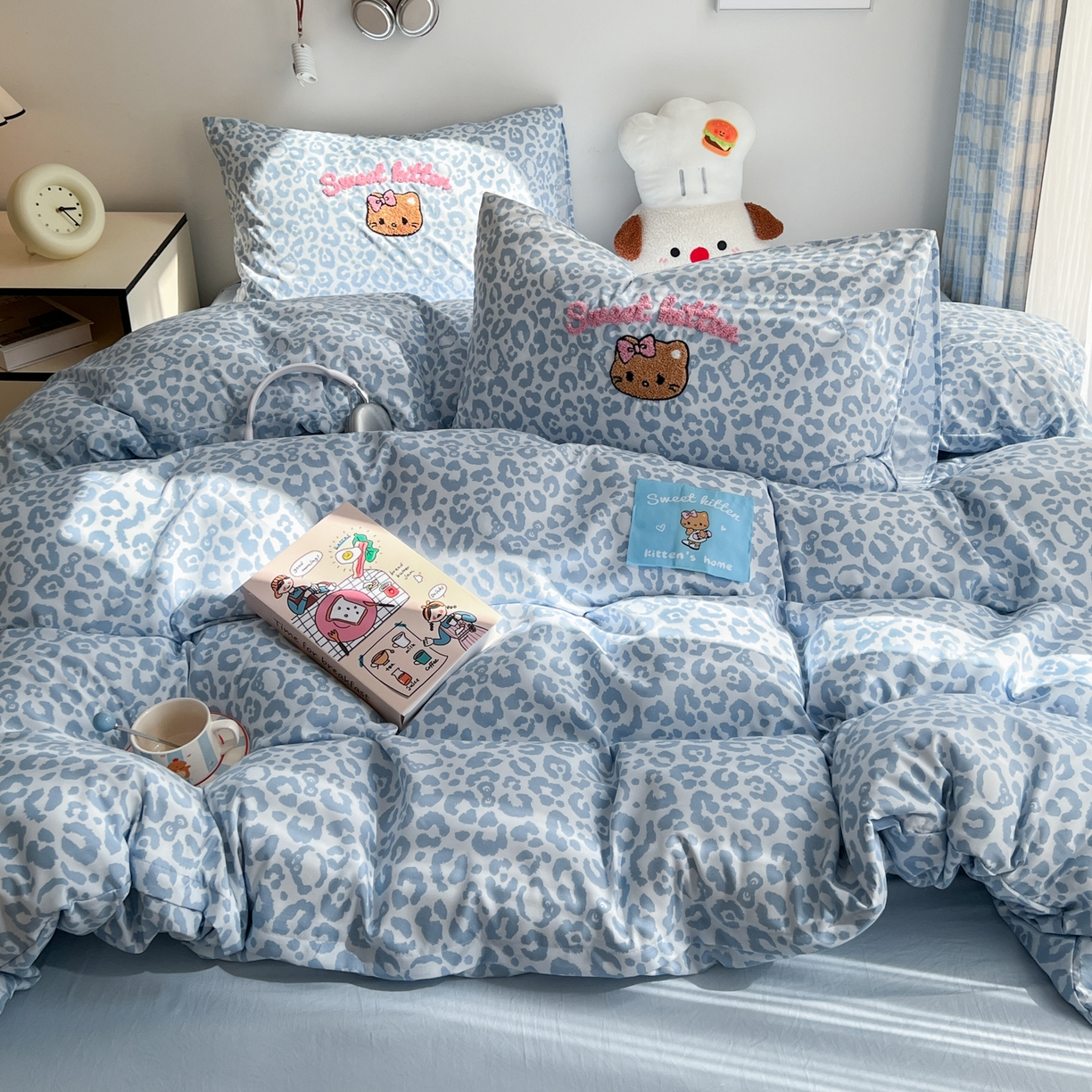 91家纺网 家纺一手货源 找家纺 童颜 2025新款超柔水洗双层纱豹纹贴布绣印花四件套-场景二 豹纹猫咪浅蓝