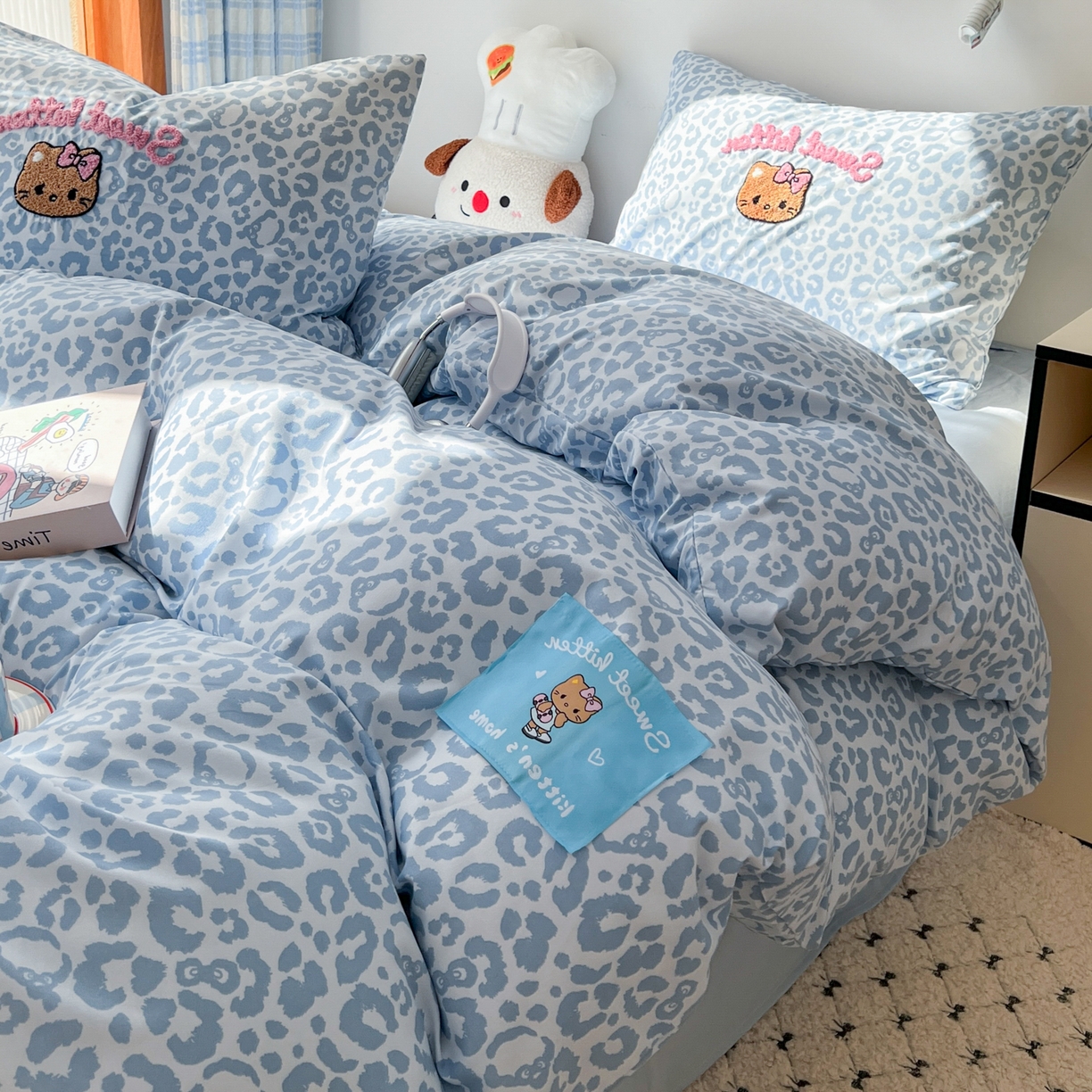 91家纺网 家纺一手货源 找家纺 童颜 2025新款超柔水洗双层纱豹纹贴布绣印花四件套-场景二 豹纹猫咪浅蓝