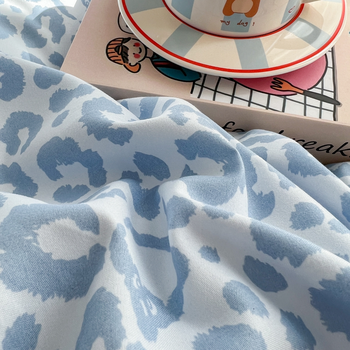 91家纺网 家纺一手货源 找家纺 童颜 2025新款超柔水洗双层纱豹纹贴布绣印花四件套-场景二 豹纹猫咪浅蓝