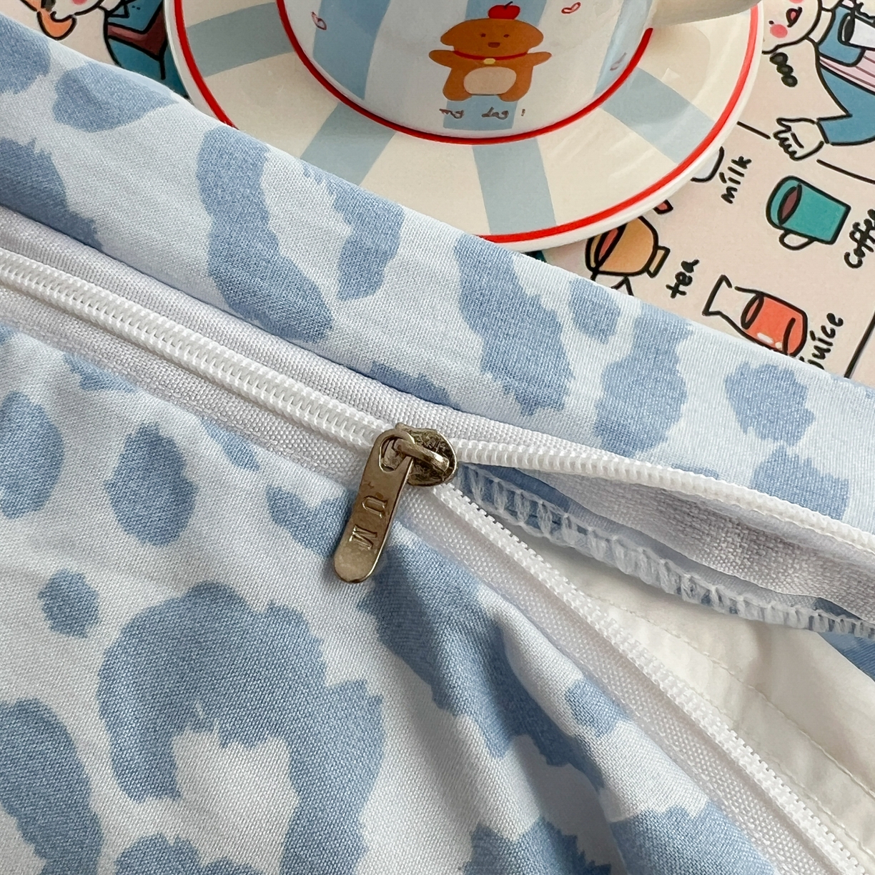 91家纺网 家纺一手货源 找家纺 童颜 2025新款超柔水洗双层纱豹纹贴布绣印花四件套-场景二 豹纹猫咪浅蓝