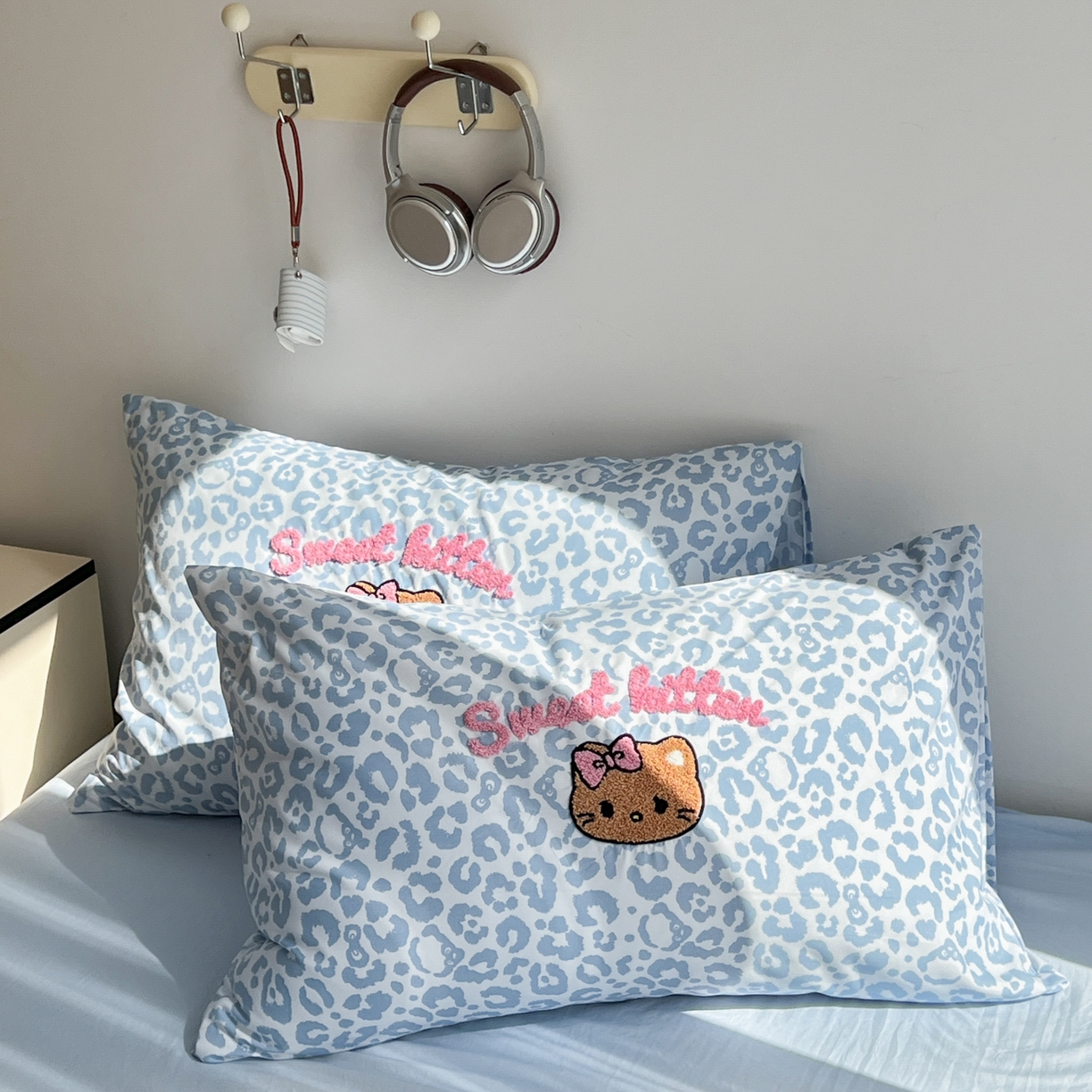 91家纺网 家纺一手货源 找家纺 童颜 2025新款超柔水洗双层纱豹纹贴布绣印花四件套-场景二 豹纹猫咪浅蓝