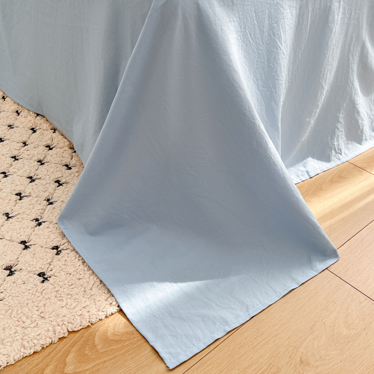 91家纺网 家纺一手货源 找家纺 童颜 2025新款超柔水洗双层纱豹纹贴布绣印花四件套-场景二 豹纹猫咪浅蓝