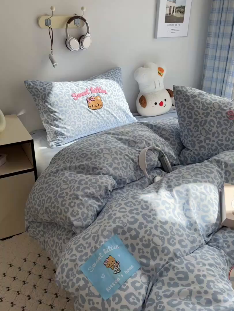 91家纺网 家纺一手货源 找家纺 童颜 2025新款超柔水洗双层纱豹纹贴布绣印花四件套-场景二 豹纹猫咪浅蓝