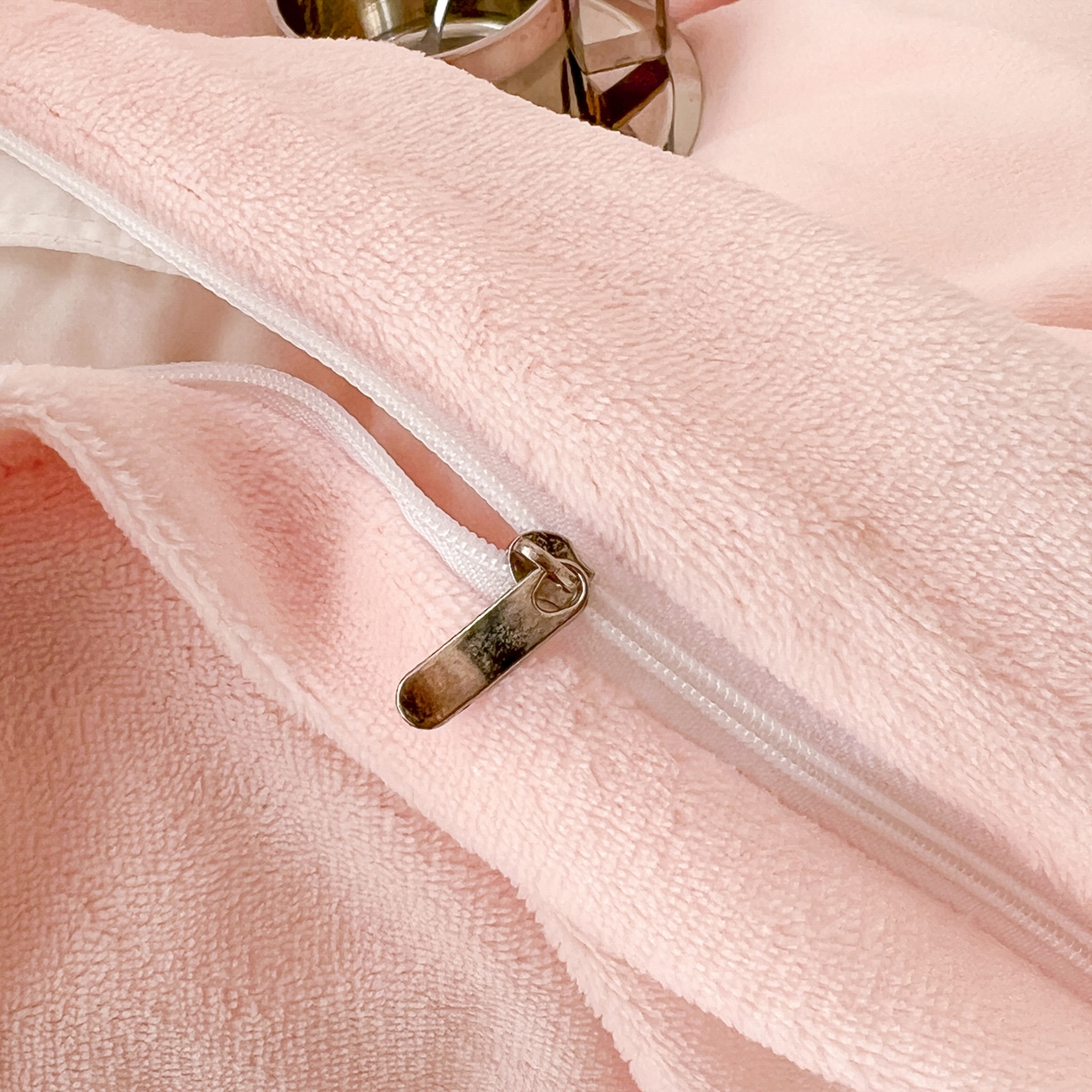 91家纺网 家纺一手货源 找家纺 童颜 2025新款高克重拼色保暖牛奶绒四件套-场景二 粉玉+玫红