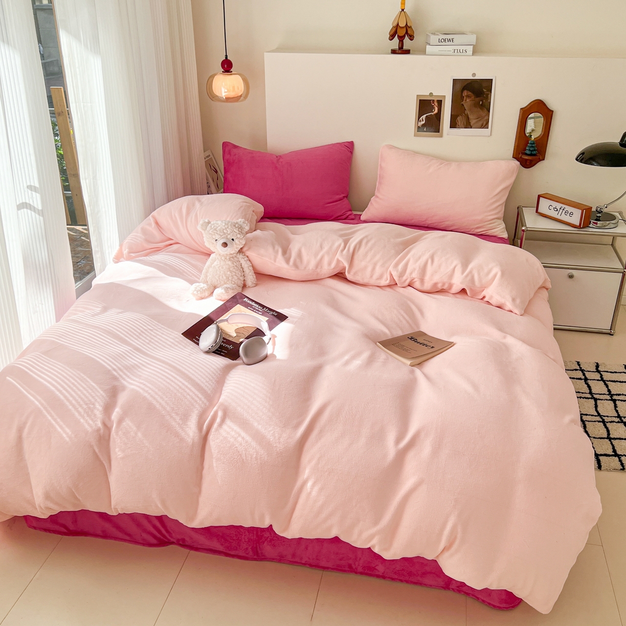 91家纺网 家纺一手货源 找家纺 童颜 2025新款高克重拼色保暖牛奶绒四件套-场景二 粉玉+玫红