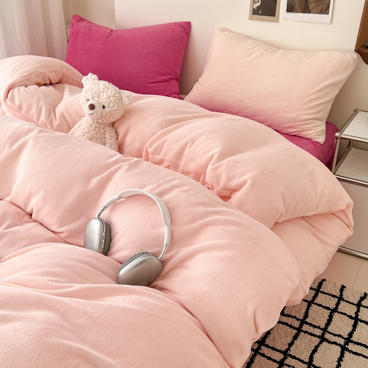 91家纺网 家纺一手货源 找家纺 童颜 2025新款高克重拼色保暖牛奶绒四件套-场景二 粉玉+玫红