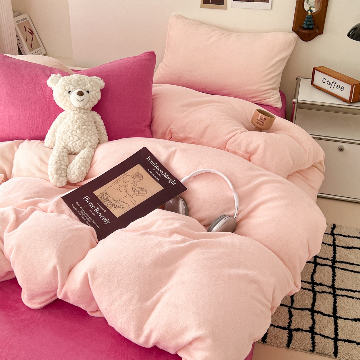 91家纺网 家纺一手货源 找家纺 童颜 2025新款高克重拼色保暖牛奶绒四件套-场景二 粉玉+玫红