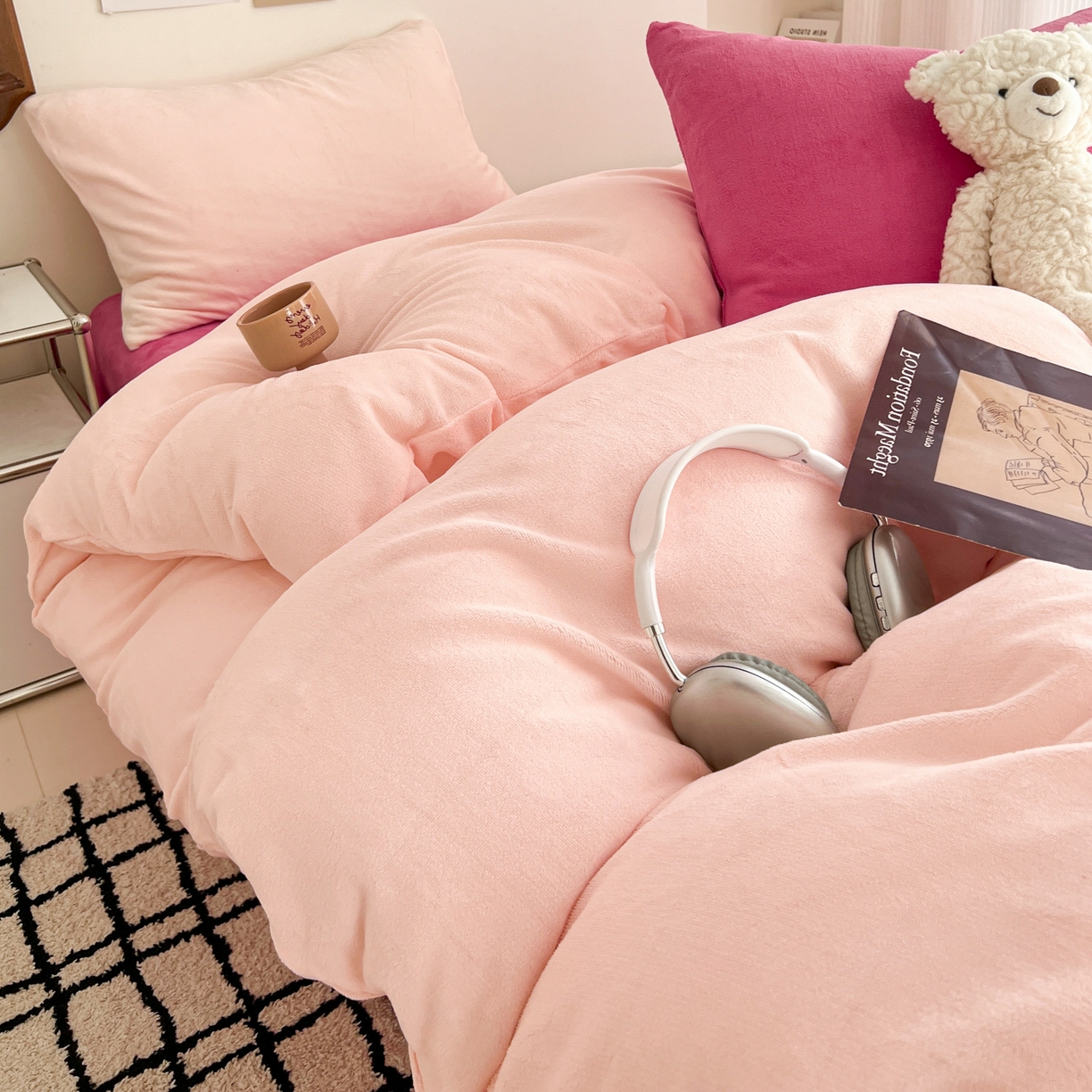 91家纺网 家纺一手货源 找家纺 童颜 2025新款高克重拼色保暖牛奶绒四件套-场景二 粉玉+玫红