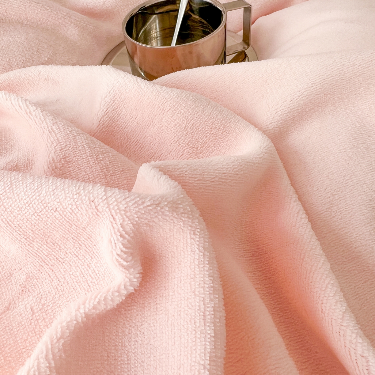 91家纺网 家纺一手货源 找家纺 童颜 2025新款高克重拼色保暖牛奶绒四件套-场景二 粉玉+玫红