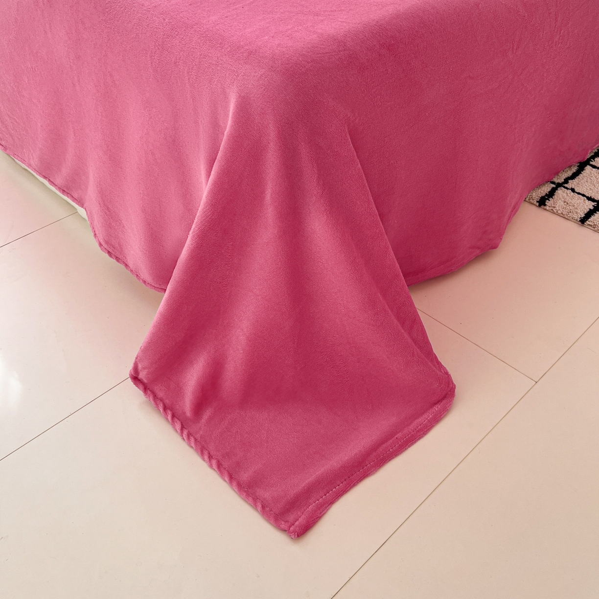 91家纺网 家纺一手货源 找家纺 童颜 2025新款高克重拼色保暖牛奶绒四件套-场景二 粉玉+玫红