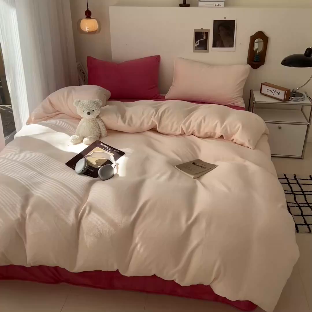 91家纺网 家纺一手货源 找家纺 童颜 2025新款高克重拼色保暖牛奶绒四件套-场景二 粉玉+玫红