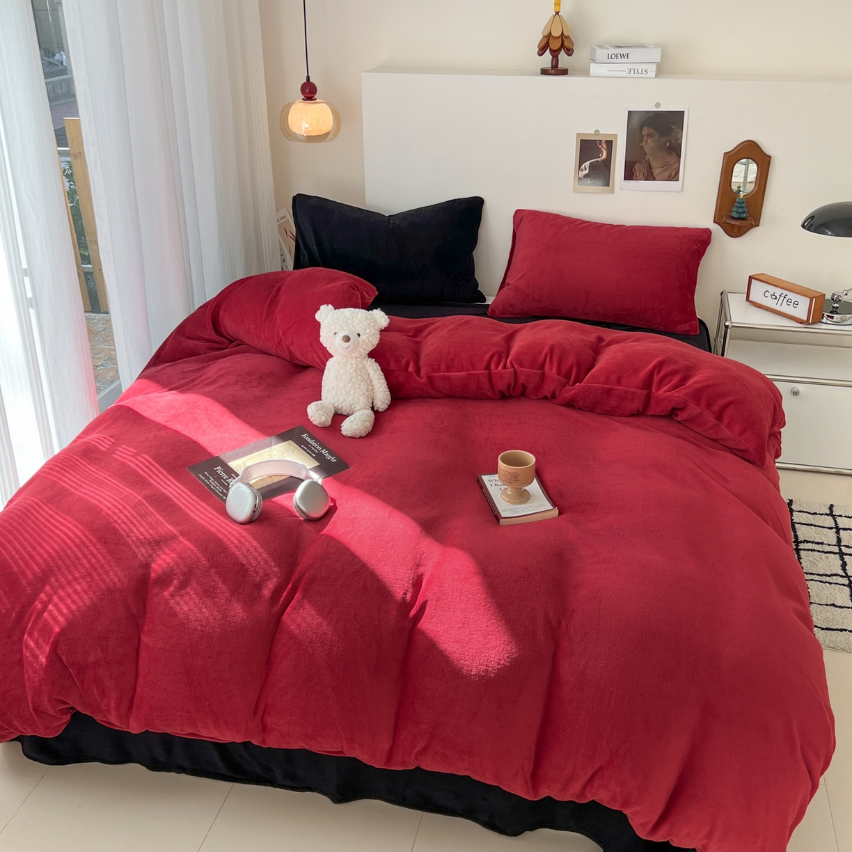91家纺网 家纺一手货源 找家纺 童颜 2025新款高克重拼色保暖牛奶绒四件套-场景二 酒红黑