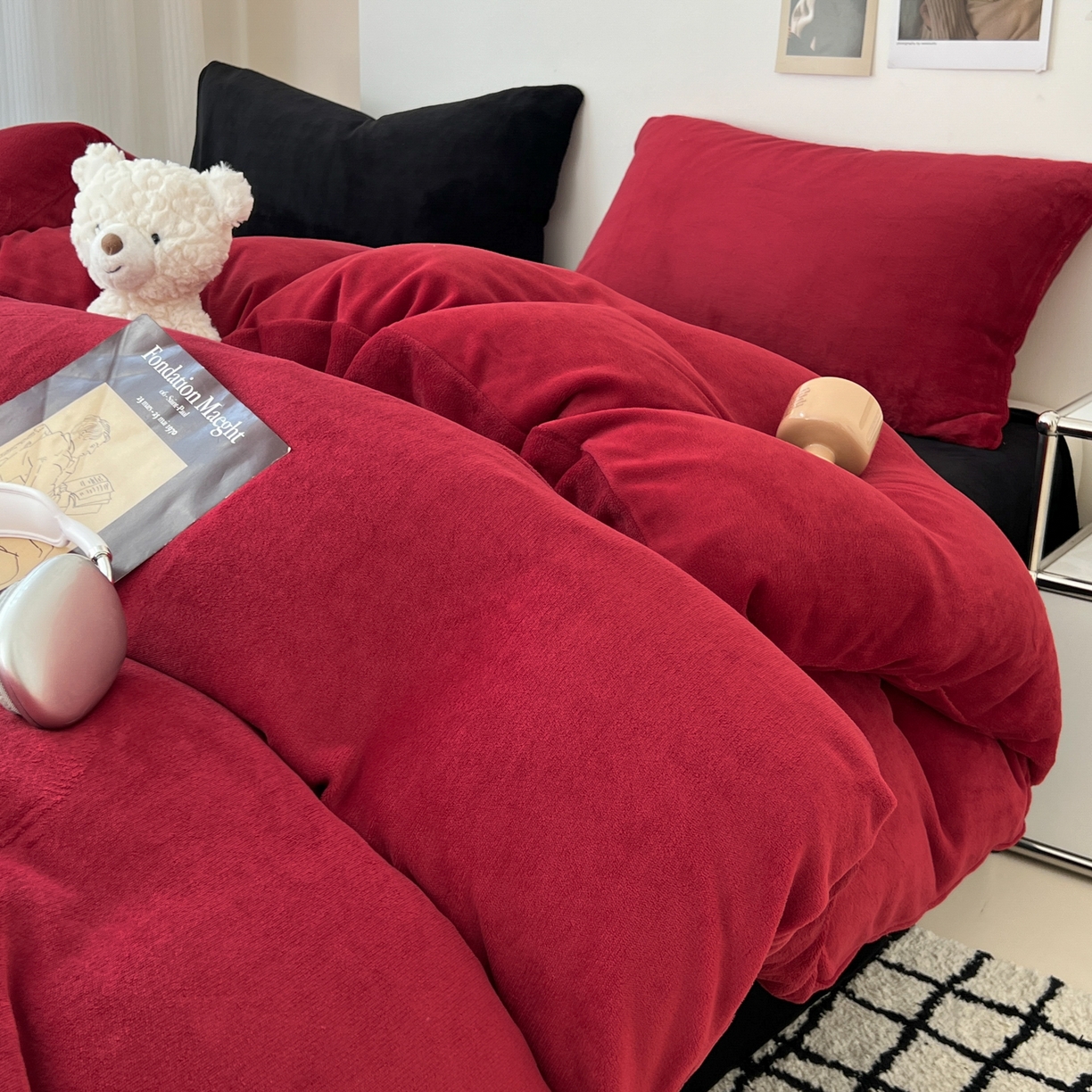 91家纺网 家纺一手货源 找家纺 童颜 2025新款高克重拼色保暖牛奶绒四件套-场景二 酒红黑