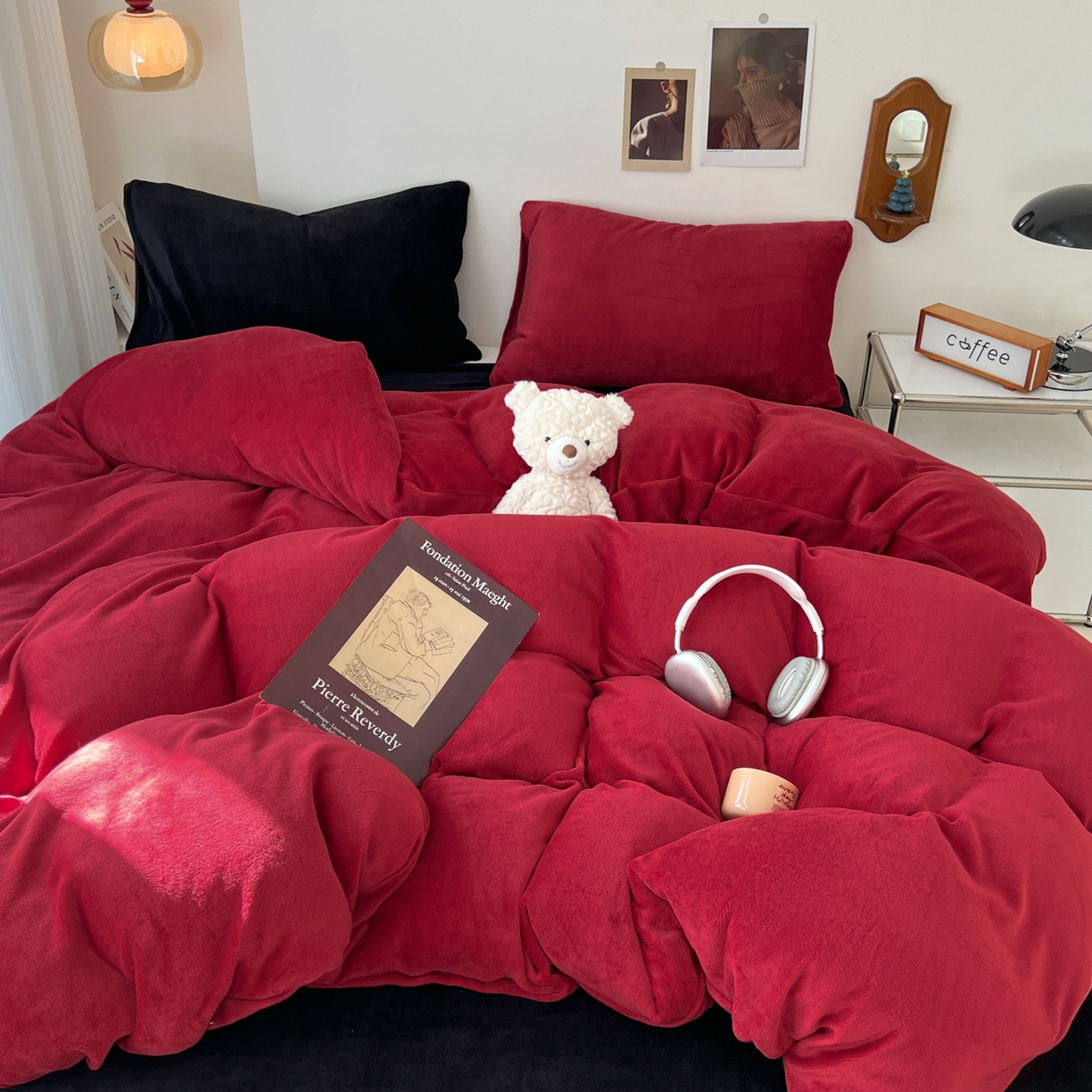 91家纺网 家纺一手货源 找家纺 童颜 2025新款高克重拼色保暖牛奶绒四件套-场景二 酒红黑