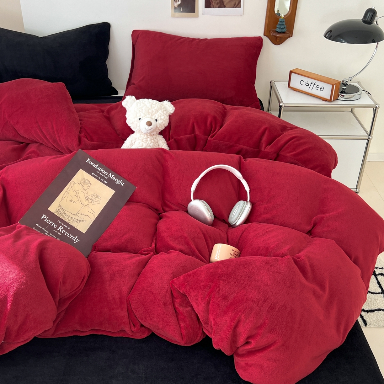 91家纺网 家纺一手货源 找家纺 童颜 2025新款高克重拼色保暖牛奶绒四件套-场景二 酒红黑