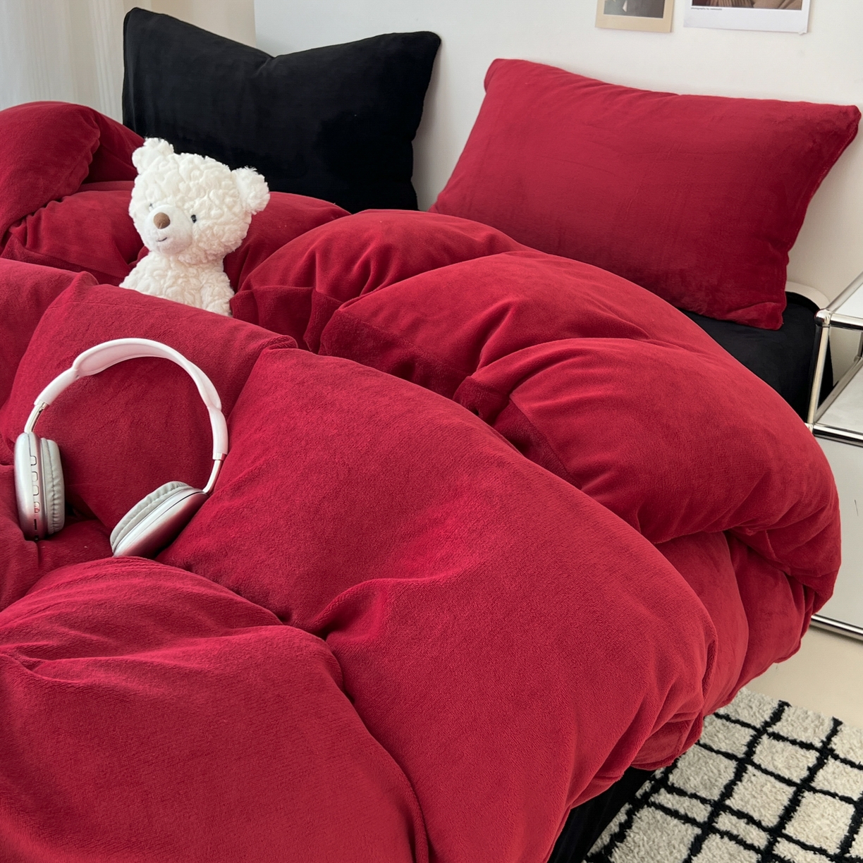 91家纺网 家纺一手货源 找家纺 童颜 2025新款高克重拼色保暖牛奶绒四件套-场景二 酒红黑