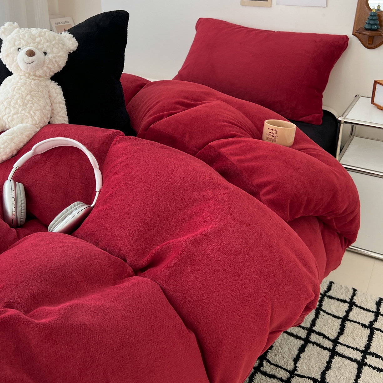 91家纺网 家纺一手货源 找家纺 童颜 2025新款高克重拼色保暖牛奶绒四件套-场景二 酒红黑