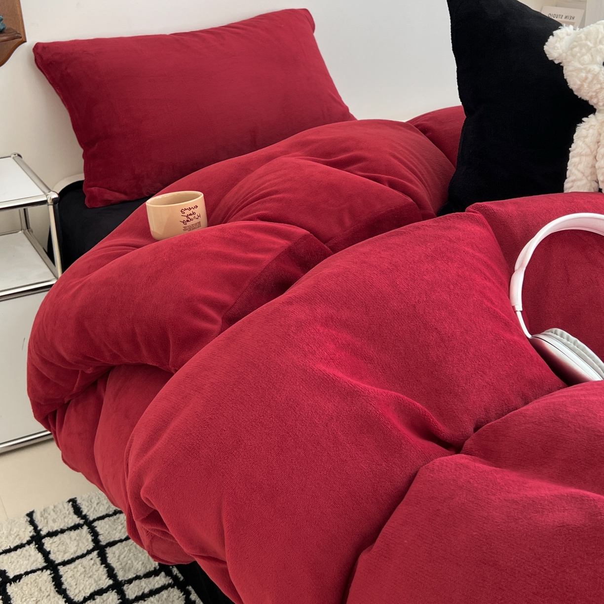 91家纺网 家纺一手货源 找家纺 童颜 2025新款高克重拼色保暖牛奶绒四件套-场景二 酒红黑