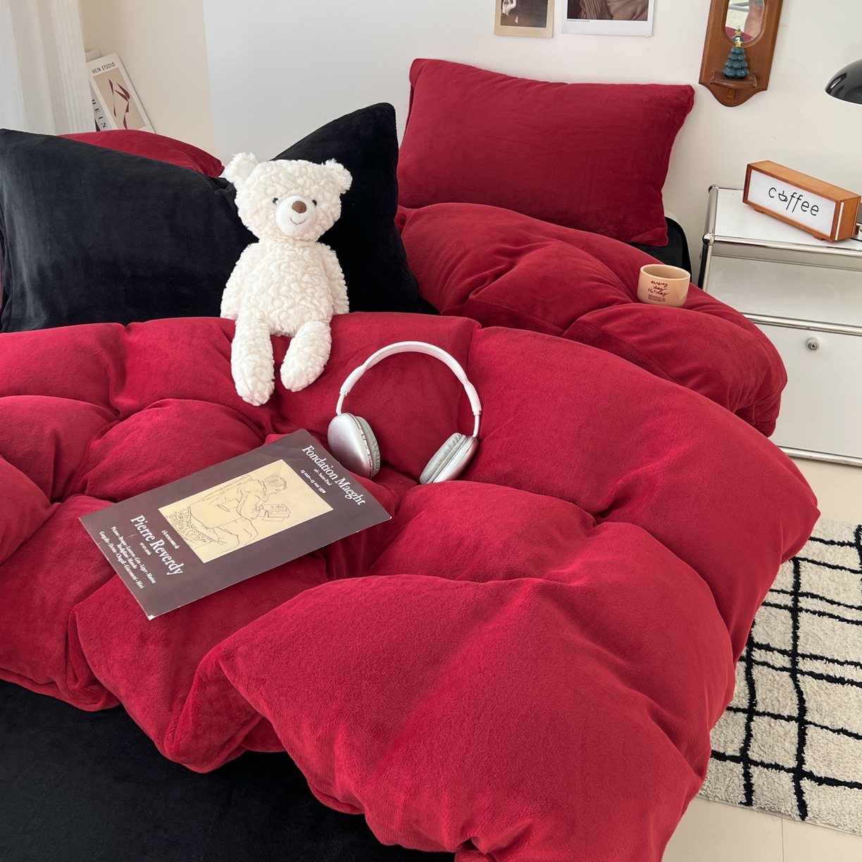 91家纺网 家纺一手货源 找家纺 童颜 2025新款高克重拼色保暖牛奶绒四件套-场景二 酒红黑