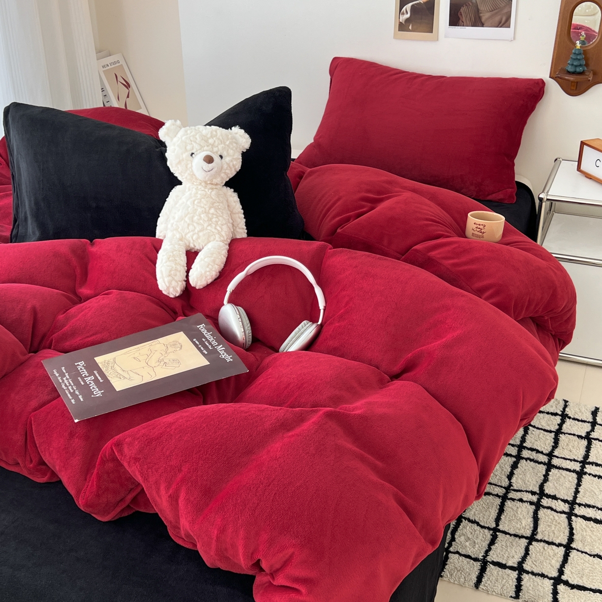 91家纺网 家纺一手货源 找家纺 童颜 2025新款高克重拼色保暖牛奶绒四件套-场景二 酒红黑