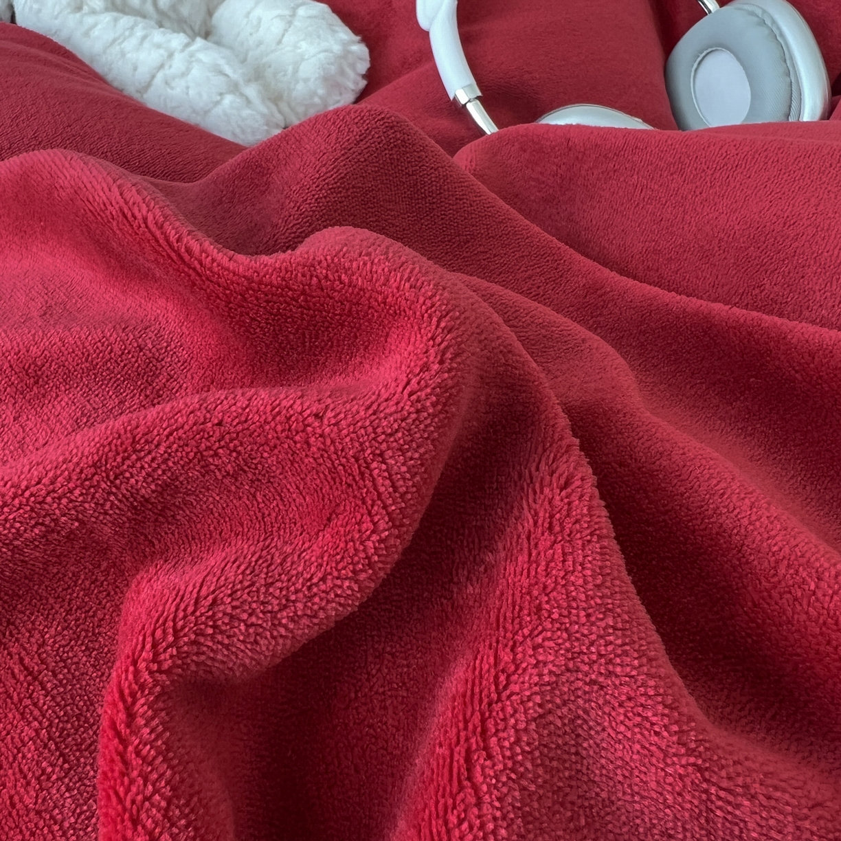 91家纺网 家纺一手货源 找家纺 童颜 2025新款高克重拼色保暖牛奶绒四件套-场景二 酒红黑