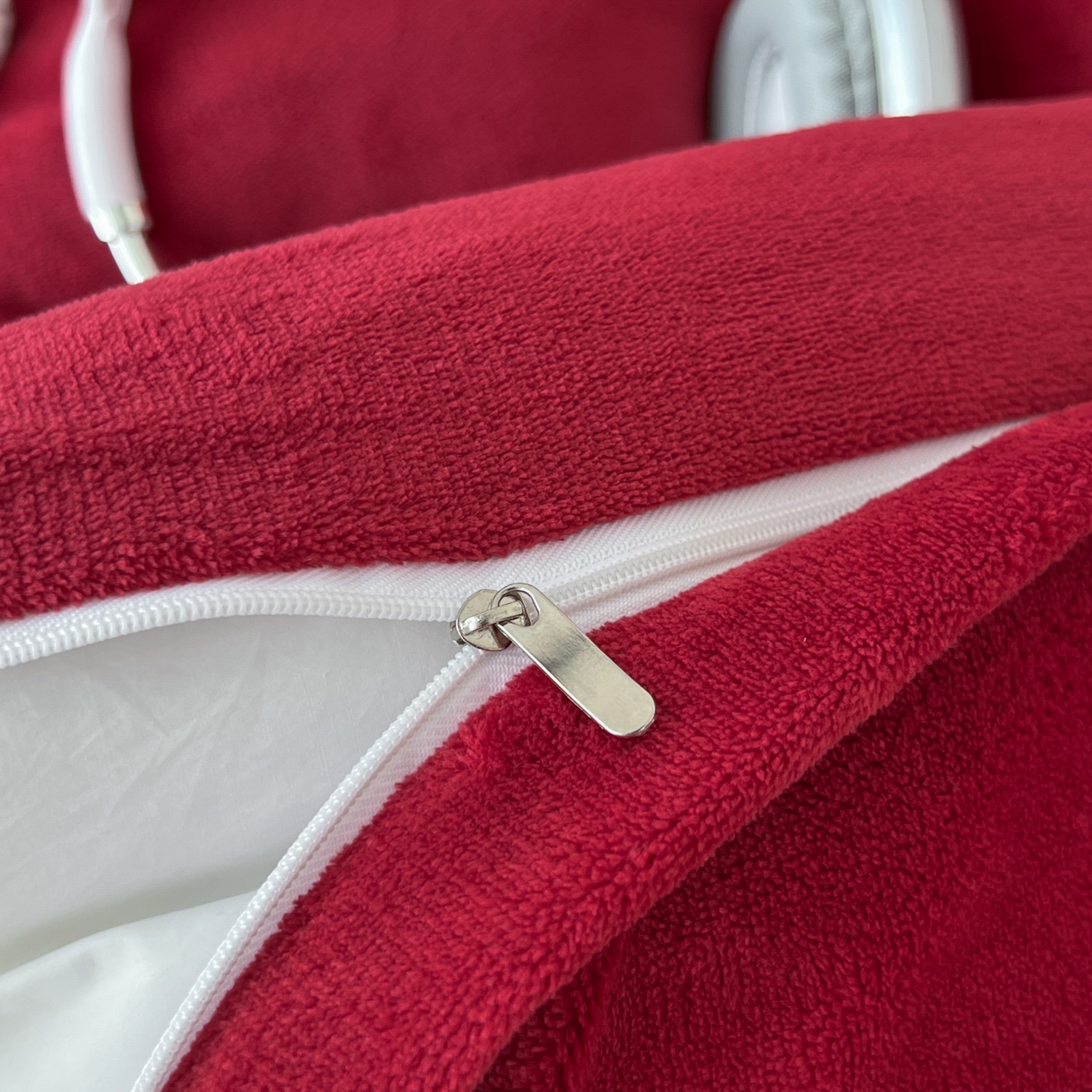 91家纺网 家纺一手货源 找家纺 童颜 2025新款高克重拼色保暖牛奶绒四件套-场景二 酒红黑