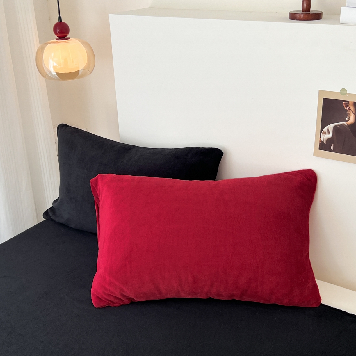 91家纺网 家纺一手货源 找家纺 童颜 2025新款高克重拼色保暖牛奶绒四件套-场景二 酒红黑