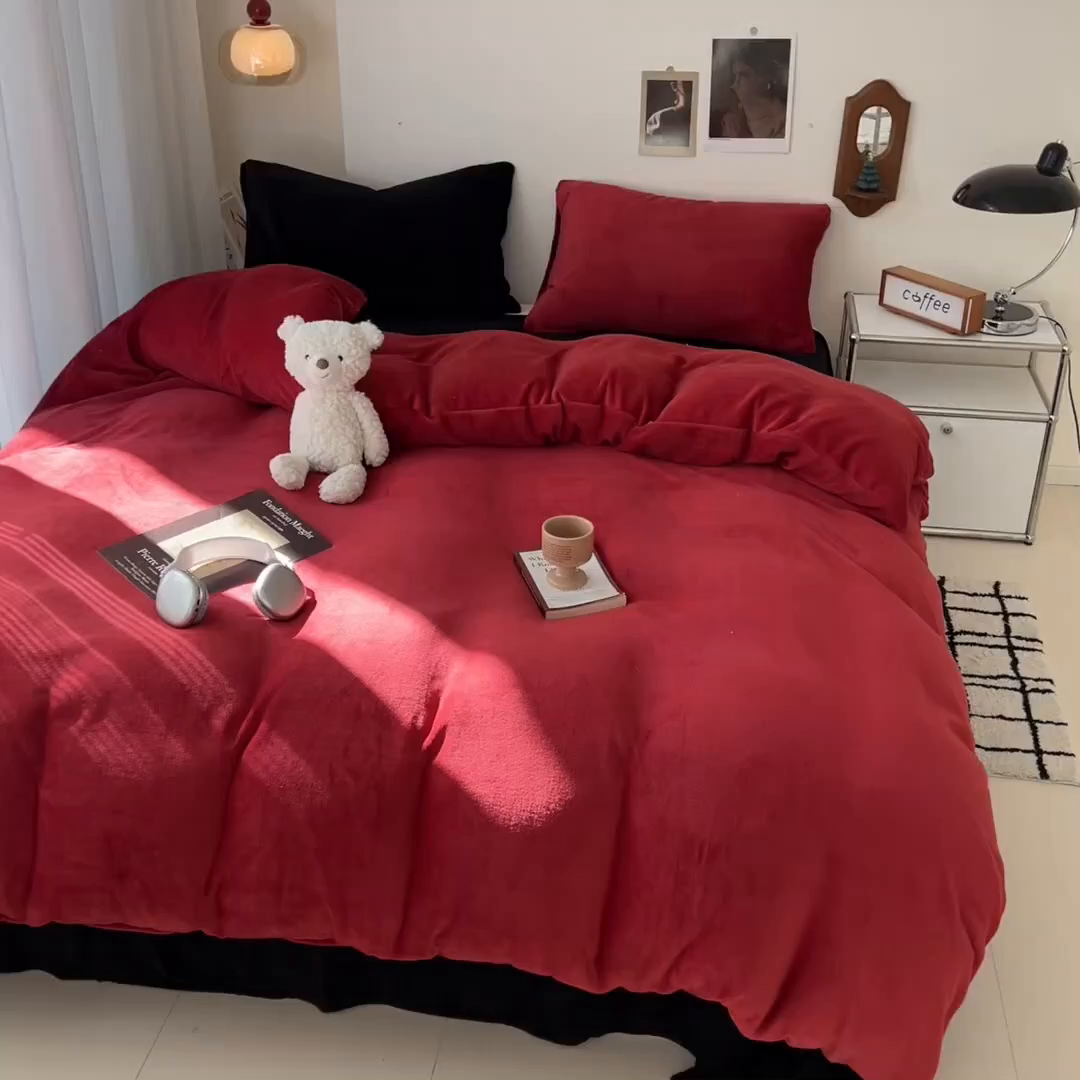 91家纺网 家纺一手货源 找家纺 童颜 2025新款高克重拼色保暖牛奶绒四件套-场景二 酒红黑