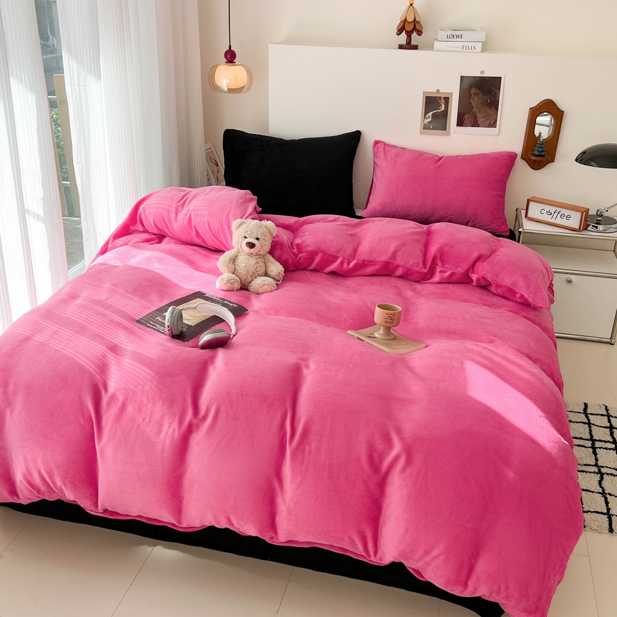 91家纺网 家纺一手货源 找家纺 童颜 2025新款高克重拼色保暖牛奶绒四件套-场景二 玫红黑