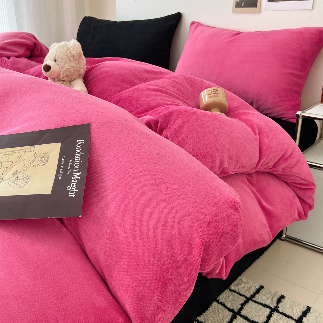 91家纺网 家纺一手货源 找家纺 童颜 2025新款高克重拼色保暖牛奶绒四件套-场景二 玫红黑