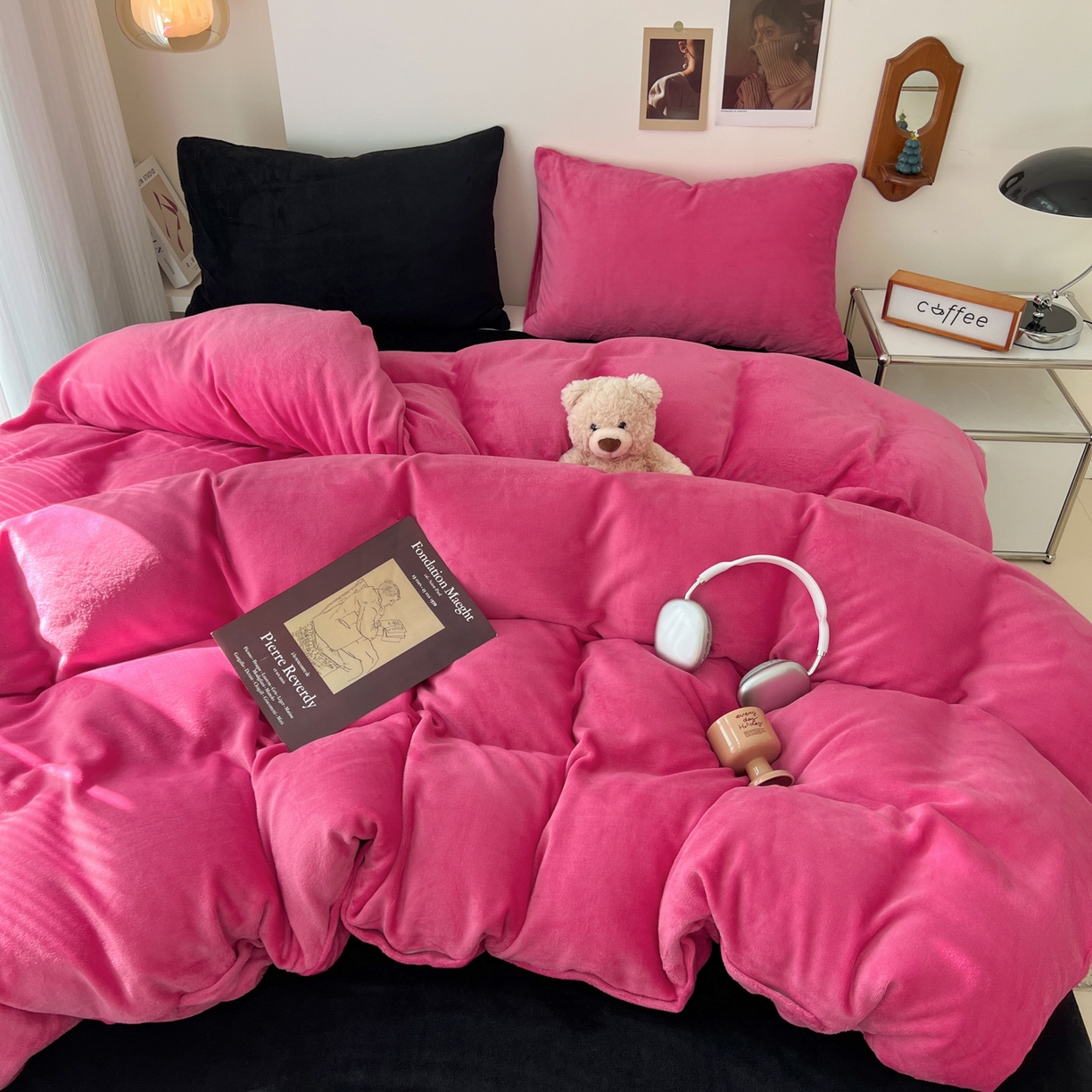 91家纺网 家纺一手货源 找家纺 童颜 2025新款高克重拼色保暖牛奶绒四件套-场景二 玫红黑