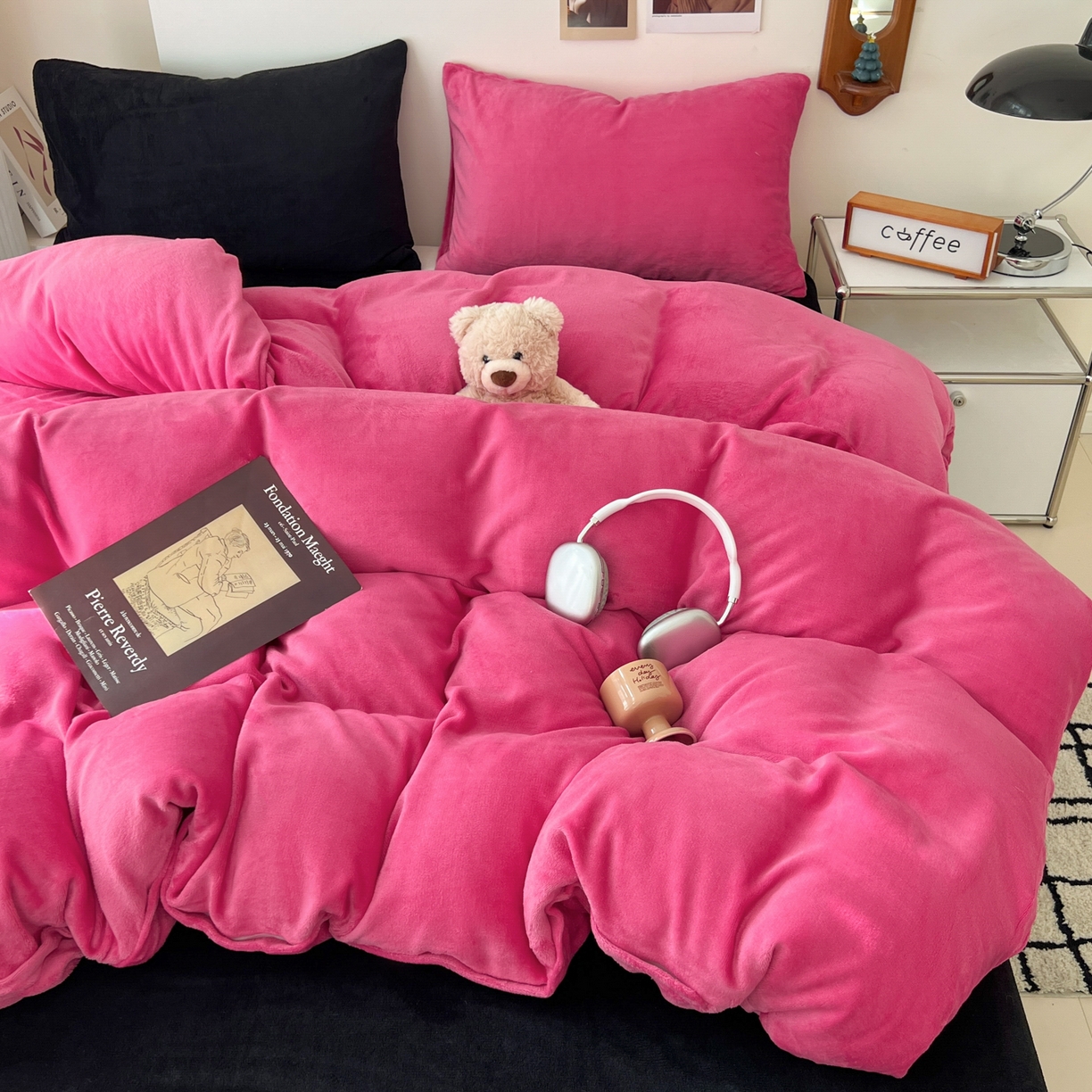 91家纺网 家纺一手货源 找家纺 童颜 2025新款高克重拼色保暖牛奶绒四件套-场景二 玫红黑