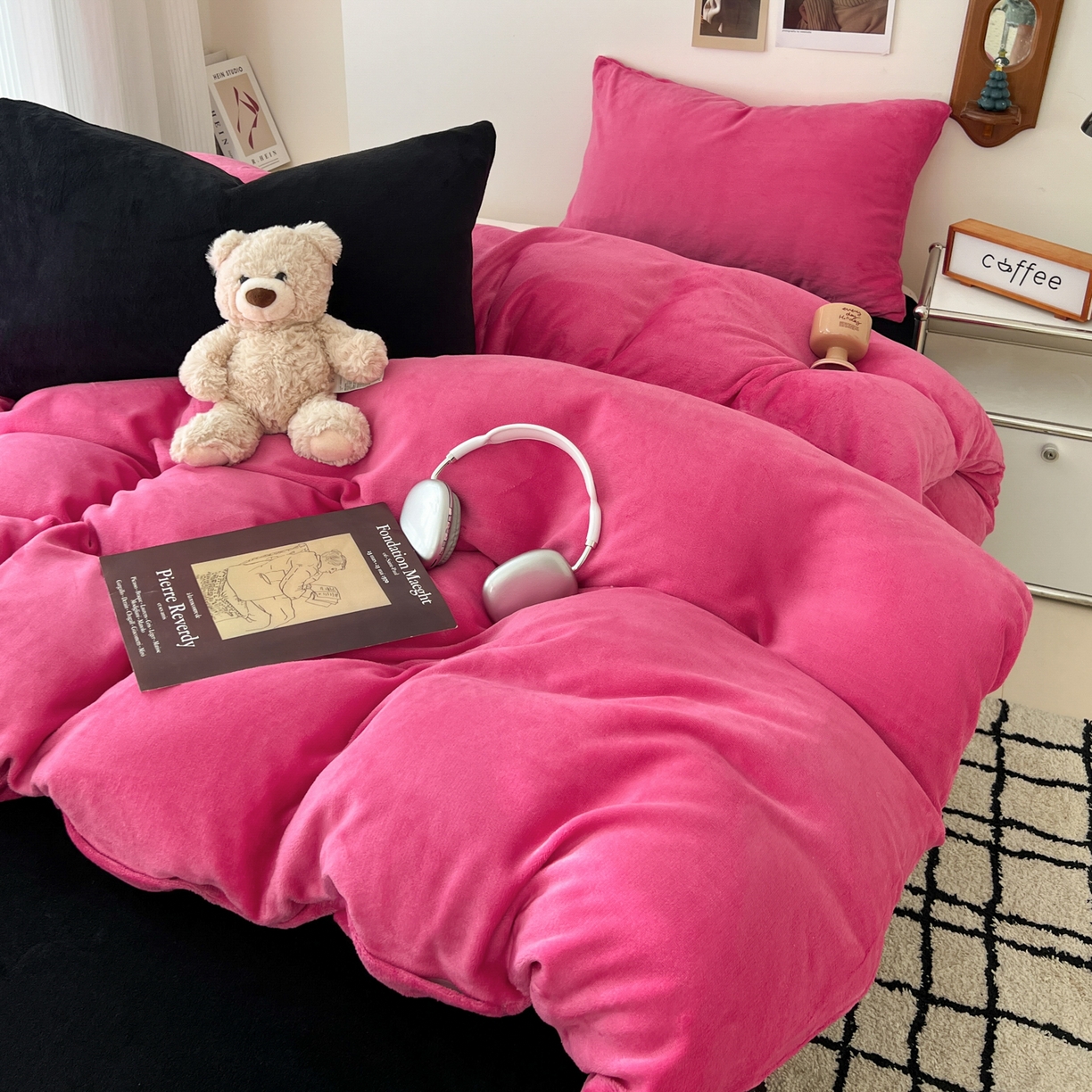 91家纺网 家纺一手货源 找家纺 童颜 2025新款高克重拼色保暖牛奶绒四件套-场景二 玫红黑