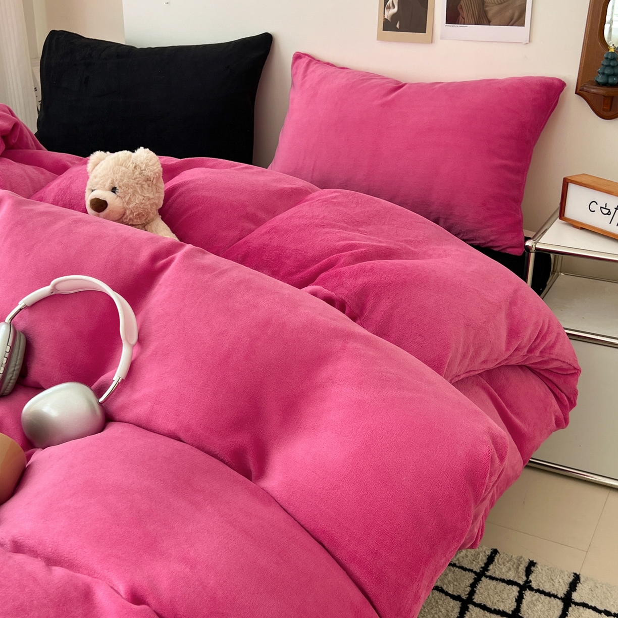 91家纺网 家纺一手货源 找家纺 童颜 2025新款高克重拼色保暖牛奶绒四件套-场景二 玫红黑