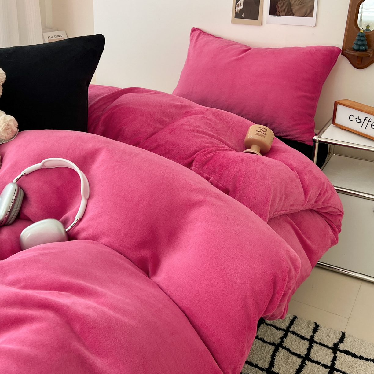 91家纺网 家纺一手货源 找家纺 童颜 2025新款高克重拼色保暖牛奶绒四件套-场景二 玫红黑