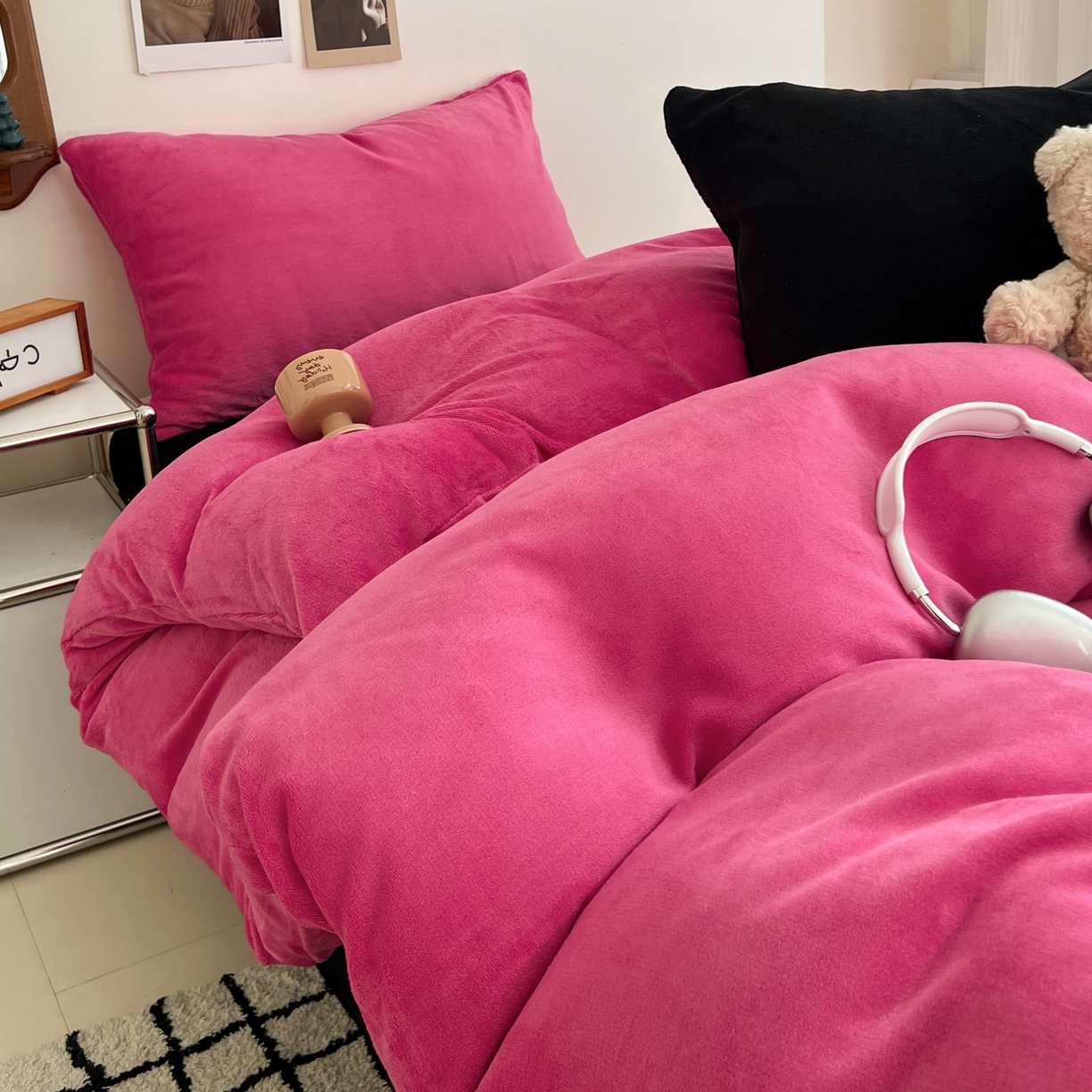 91家纺网 家纺一手货源 找家纺 童颜 2025新款高克重拼色保暖牛奶绒四件套-场景二 玫红黑