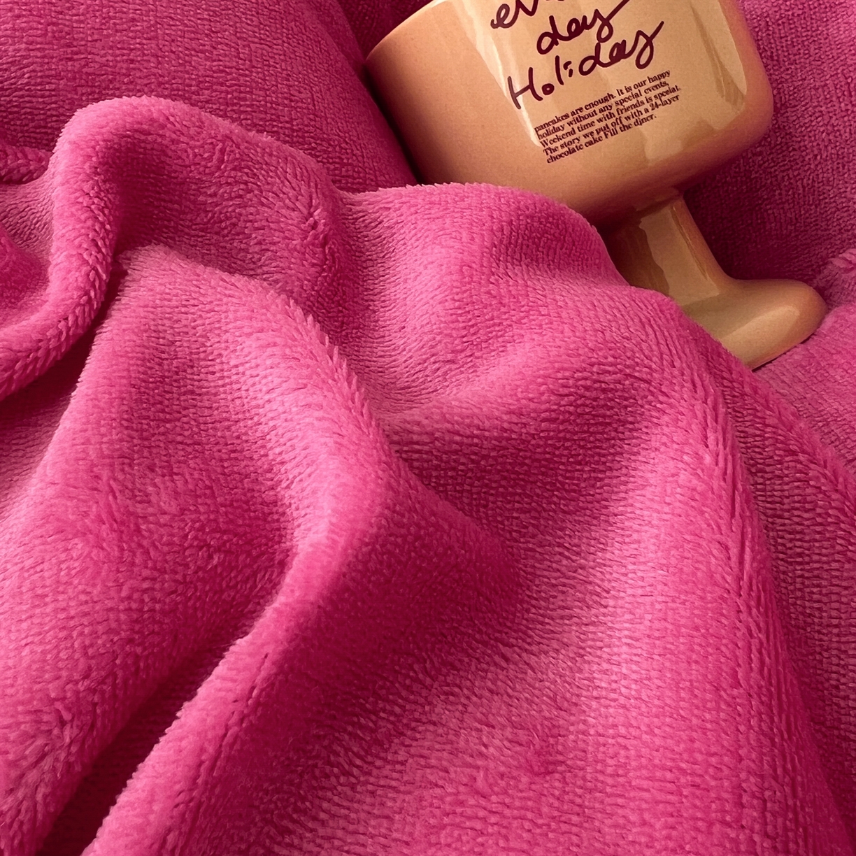 91家纺网 家纺一手货源 找家纺 童颜 2025新款高克重拼色保暖牛奶绒四件套-场景二 玫红黑