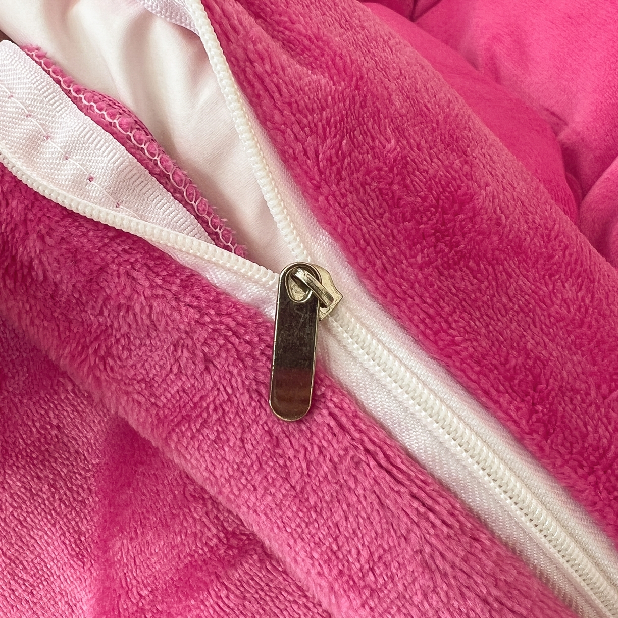 91家纺网 家纺一手货源 找家纺 童颜 2025新款高克重拼色保暖牛奶绒四件套-场景二 玫红黑