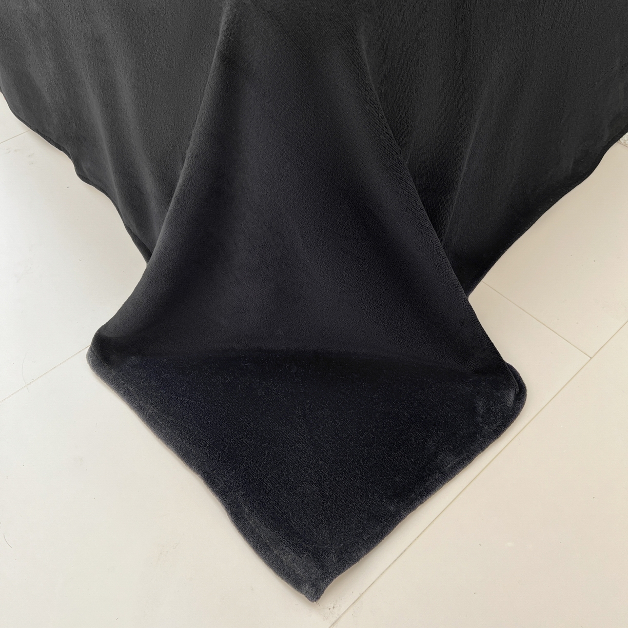 91家纺网 家纺一手货源 找家纺 童颜 2025新款高克重拼色保暖牛奶绒四件套-场景二 玫红黑