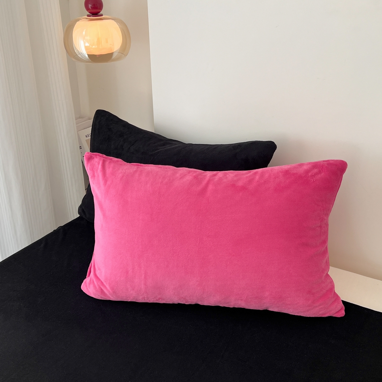 91家纺网 家纺一手货源 找家纺 童颜 2025新款高克重拼色保暖牛奶绒四件套-场景二 玫红黑