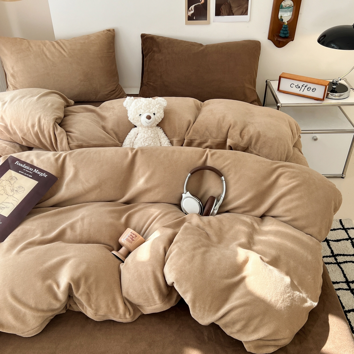 91家纺网 家纺一手货源 找家纺 童颜 2025新款高克重拼色保暖牛奶绒四件套-场景二 浅棕+深棕