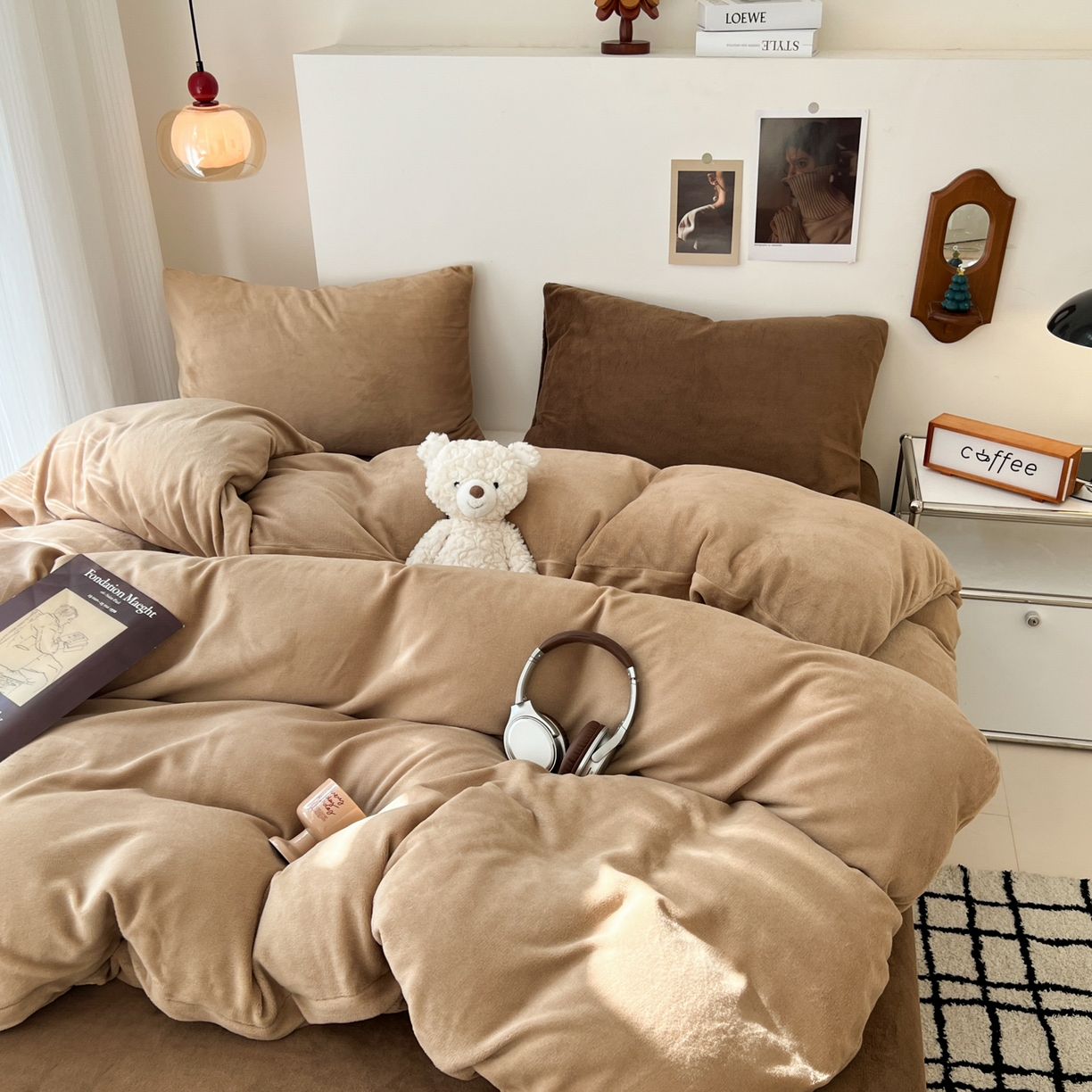 91家纺网 家纺一手货源 找家纺 童颜 2025新款高克重拼色保暖牛奶绒四件套-场景二 浅棕+深棕