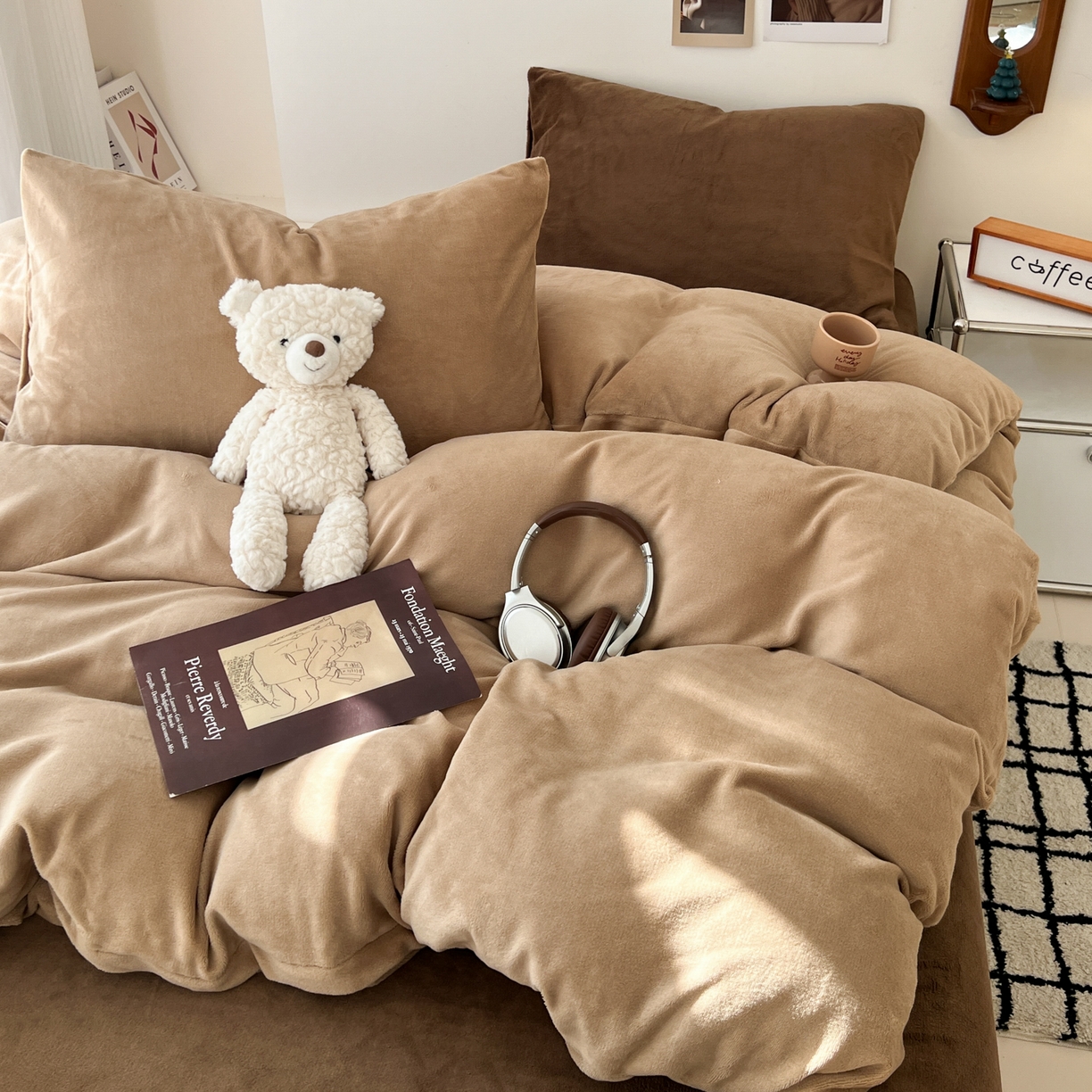 91家纺网 家纺一手货源 找家纺 童颜 2025新款高克重拼色保暖牛奶绒四件套-场景二 浅棕+深棕