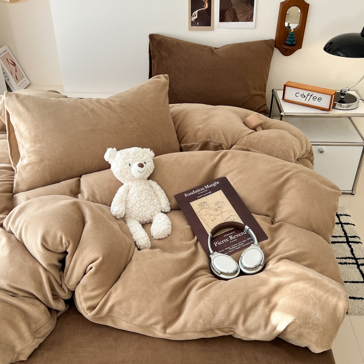 91家纺网 家纺一手货源 找家纺 童颜 2025新款高克重拼色保暖牛奶绒四件套-场景二 浅棕+深棕