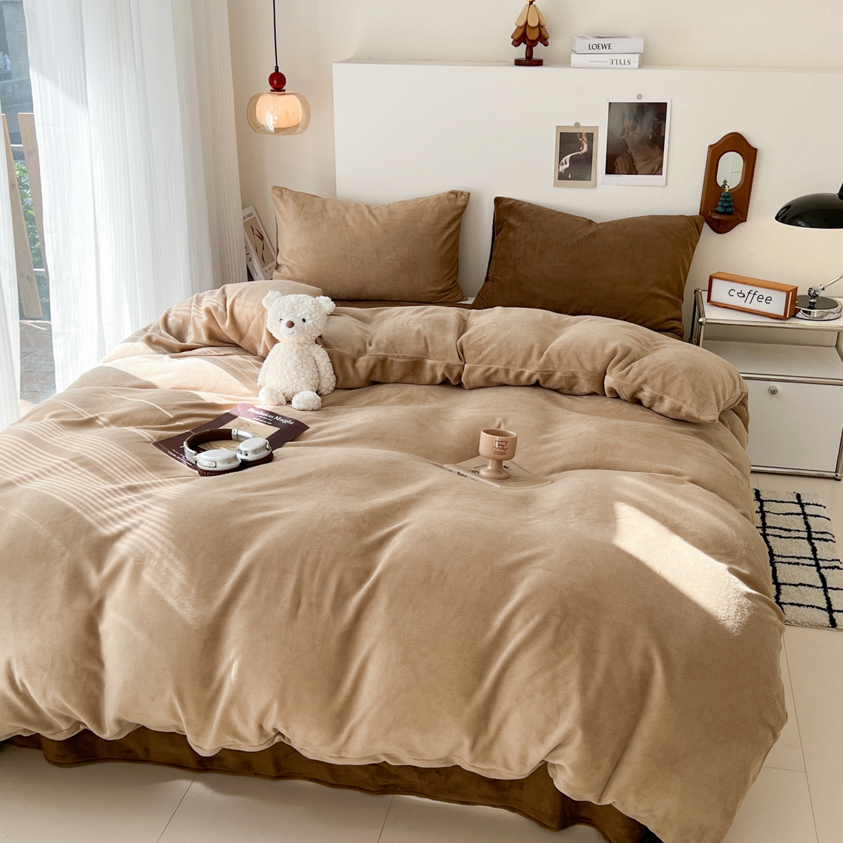 91家纺网 家纺一手货源 找家纺 童颜 2025新款高克重拼色保暖牛奶绒四件套-场景二 浅棕+深棕