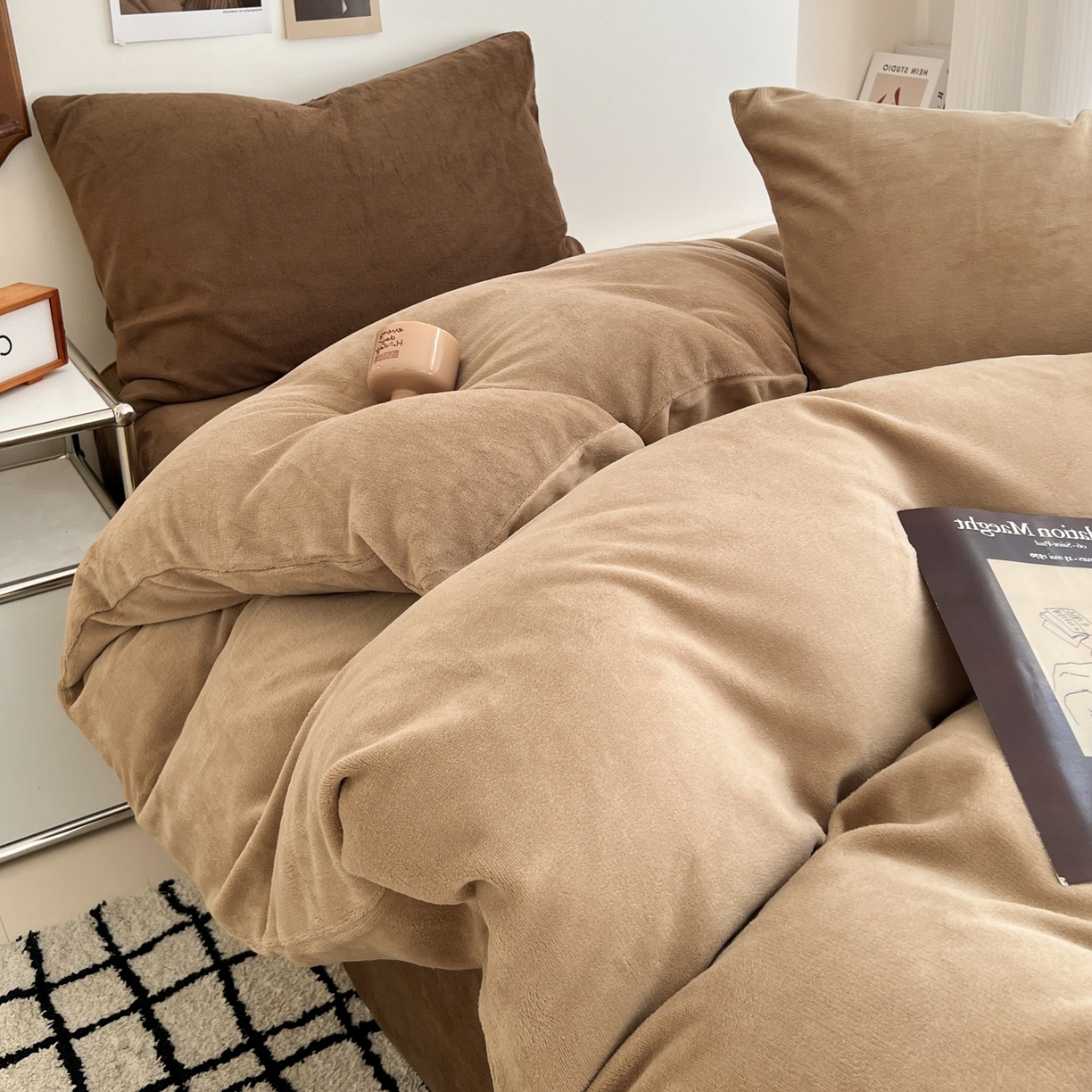 91家纺网 家纺一手货源 找家纺 童颜 2025新款高克重拼色保暖牛奶绒四件套-场景二 浅棕+深棕